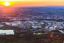 Luftaufnahme von Industriegebiet HAFEN WEST und HAFEN OST hinter der A70 bei Sonnenuntergang in Schweinfurt im Bundesland Bayern, Deutschland