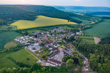 Ortsansicht der Straßen und Häuser der Wohngebiete im Ortsteil Blankenau in Beverungen im Bundesland Nordrhein-Westfalen, Deutschland