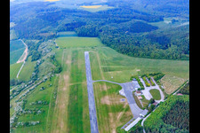 Luftbild von Flugplatz Höxter-Holzminden (EDVI) auf dem Rauschenberg im Ortsteil Albaxen im Bundesland Nordrhein-Westfalen, Deutschland