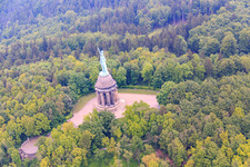 Hermannsdenkmal im Ortsteil Hiddesen in Detmold im Bundesland Nordrhein-Westfalen, Deutschland von oben gesehen