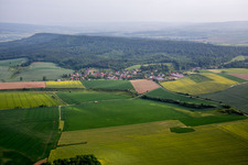 Dorf - Ansicht am Rande von landwirtschaftlichen Feldern und Nutzflächen in Voremberg in Emmerthal im Bundesland Niedersachsen, Deutschland
