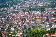 Altstadtbereich und Innenstadtzentrum hinter dem Bürgergarten in Hameln im Bundesland Niedersachsen, Deutschland