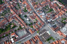 Kirchengebäude der Marktkirche St. Nicolai am Pferdemarkt im Altstadt- Zentrum der Innenstadt in Hameln im Bundesland Niedersachsen, Deutschland