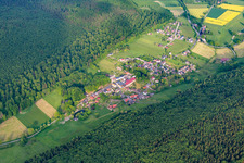 Ortsansicht der Straßen und Häuser der Wohngebiete im Ortsteil Amelith in Bodenfelde im Bundesland Niedersachsen, Deutschland