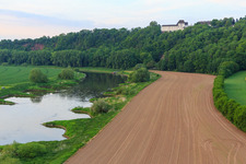 MUSEUM SCHLOSS FÜRSTENBERG über der Weser in Fürstenberg im Bundesland Niedersachsen, Deutschland aus der Luft