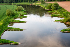 Uferbereiche am Flussverlauf der Weser mit Anglern in Fürstenberg im Bundesland Niedersachsen. Hier verläuft auch die Grenze zwischen den Bundesländern Niedersachsen und Nordrhein-Westfalen im Ortsteil Wehrden in Beverungen, Deutschland
