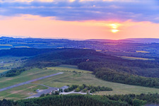 Luftaufnahme von Flugplatz Höxter-Holzminden (EDVI) auf dem Rauschenberg im Ortsteil Albaxen im Bundesland Nordrhein-Westfalen, Deutschland