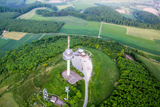 Funkturm und Sendeanlage auf der Kuppe des Bergmassives Köterberg in Lügde im Bundesland Nordrhein-Westfalen, Deutschland