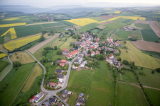 Dorf - Ansicht am Rande von landwirtschaftlichen Feldern und Nutzflächen in Großenberg in Bad Pyrmont im Bundesland Niedersachsen, Deutschland