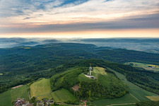 Fernmeldeturm auf dem Köterberg bei Sonnenuntergang in Polle im Bundesland Niedersachsen, Deutschland