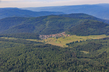 Dorfansicht im Nordschwarzwald aus Norden im Ortsteil Bernbach in Bad Herrenalb im Bundesland Baden-Württemberg, Deutschland