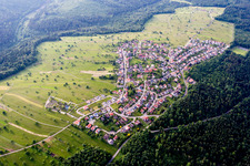 Dorf - Ansicht am Rande von landwirtschaftlichen Feldern und Nutzflächen in Schielberg in Marxzell im Bundesland Baden-Württemberg, Deutschland