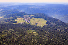 Dorfansicht im Schwarzwald aus Südwesten im Ortsteil Dennach in Neuenbürg im Bundesland Baden-Württemberg, Deutschland