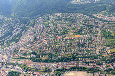 Stadtteilansicht zwischen Wald und Enz im Ortsteil Südweststadt in Pforzheim im Bundesland Baden-Württemberg, Deutschland