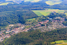 Luftaufnahme von Ortsansicht im Kraichgau aus Süden in Maulbronn im Bundesland Baden-Württemberg, Deutschland