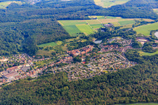 Schrägluftbild von Ortsansicht im Kraichgau aus Süden in Maulbronn im Bundesland Baden-Württemberg, Deutschland