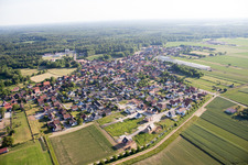 Niederrœdern im Bundesland Bas-Rhin, Frankreich von einer Drohne aus