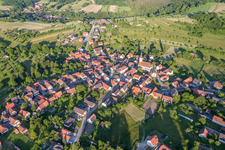 Dorf - Ansicht am Rande von landwirtschaftlichen Feldern und Nutzflächen in Wingen in Grand Est im Bundesland Bas-Rhin, Frankreich