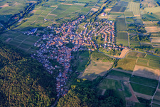 Winzerort am Haardtrand aus Westen in Oberotterbach im Bundesland Rheinland-Pfalz, Deutschland