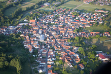 Ortsansicht der Straßen und Häuser der Wohngebiete in Billigheim-Ingenheim im Bundesland Rheinland-Pfalz, Deutschland