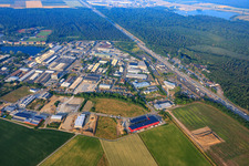 Industriegebiet Im an der A5 mit  Tank und Apparate Barth GmbH, VG Transporte GmbH,  mein solar strom GmbH,  RONAL Bathrooms GmbH und Christian Bauer Kfz-Meisterbetrieb in Forst im Bundesland Baden-Württemberg, Deutschland