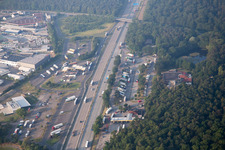 Luftbild von Autobahn Raststätte an der Verkehrsführung und den Fahrtrichtungen der BAB A5 in Forst im Bundesland Baden-Württemberg, Deutschland