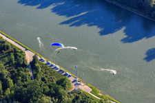 Luftaufnahme von Wasserscooter vs. Paraglider im bzw. über dem Rhein im Ortsteil Leopoldshafen in Eggenstein-Leopoldshafen im Bundesland Baden-Württemberg, Deutschland