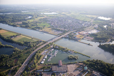 Jachthafen an der Rheinbrücke im Ortsteil Knielingen in Karlsruhe im Bundesland Baden-Württemberg, Deutschland