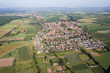 Ortsansicht der Straßen und Häuser der Wohngebiete in Minfeld im Bundesland Rheinland-Pfalz, Deutschland