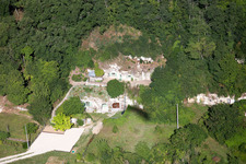 Schrägluftbild von Tuffsteinhöhlenwohnungen am Loir in Thore-la-Rochette in Centre-Val de Loire in Thoré-la-Rochette im Bundesland Loir-et-Cher, Frankreich