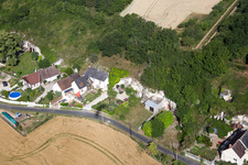 Luftaufnahme von Tuffsteinhöhlenwohnungen am Loir in Lunay in Centre-Val de Loire im Bundesland Loir-et-Cher, Frankreich