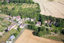 Schrägluftbild von Tuffsteinhöhlenwohnungen am Loir in Lunay in Centre-Val de Loire im Bundesland Loir-et-Cher, Frankreich