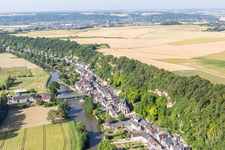 Fluß - Brückenbauwerk über den Loir in Les Roches-l'Évêque in Centre-Val de Loire im Bundesland Loir-et-Cher, Frankreich
