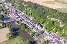 Luftbild von Fluß - Brückenbauwerk über den Loir in Les Roches-l'Évêque in Centre-Val de Loire im Bundesland Loir-et-Cher, Frankreich