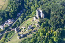 Burganlage des Schloß Château de Lavardin in Lavardin in Centre-Val de Loire im Bundesland Loir-et-Cher, Frankreich