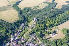 Luftbild von Burganlage des Schloß Château de Lavardin in Lavardin in Centre-Val de Loire im Bundesland Loir-et-Cher, Frankreich