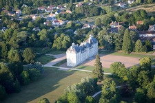 Burganlage des Schloß Cheverny - Château de Cheverny in Cheverny in Centre-Val de Loire im Bundesland Loir-et-Cher, Frankreich aus der Luft