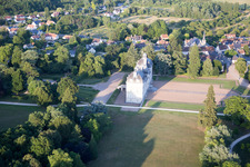 Burganlage des Schloß Cheverny - Château de Cheverny in Cheverny in Centre-Val de Loire im Bundesland Loir-et-Cher, Frankreich von oben gesehen