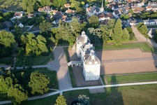 Burganlage des Schloß Cheverny - Château de Cheverny in Cheverny in Centre-Val de Loire im Bundesland Loir-et-Cher, Frankreich aus der Vogelperspektive
