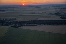 Sonnenuntergang über der Landschaft des Loire-Tals in Landes-le-Gaulois in Centre-Val de Loire im Bundesland Loir-et-Cher, Frankreich