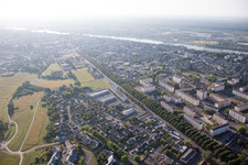 Blois im Bundesland Loir-et-Cher, Frankreich vom Flugzeug aus