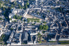 Blois im Bundesland Loir-et-Cher, Frankreich von der Drohne aus gesehen