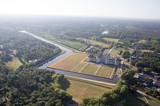 Chambord im Bundesland Loir-et-Cher, Frankreich von oben gesehen