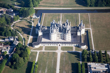 Gebäudekomplex im Schloßpark von Schloß Château de Chambord in Chambord in Centre-Val de Loire im Bundesland Loir-et-Cher, Frankreich