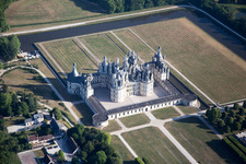 Luftbild von Gebäudekomplex im Schloßpark von Schloß Château de Chambord in Chambord in Centre-Val de Loire im Bundesland Loir-et-Cher, Frankreich