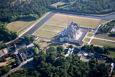Luftaufnahme von Gebäudekomplex im Schloßpark von Schloß Château de Chambord in Chambord in Centre-Val de Loire im Bundesland Loir-et-Cher, Frankreich