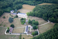 Burganlage des Schloß in Autreche in Centre-Val de Loire in Montreuil-en-Touraine im Bundesland Indre-et-Loire, Frankreich vom Flugzeug aus