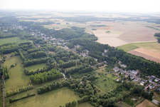 Heißluftballon Start vor dem Château de Perreux in Nazelles-Negron in Centre-Val de Loire in Nazelles-Négron im Bundesland Indre-et-Loire, Frankreich
