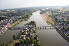 Luftbild von Insel am Ufer des Flußverlaufes der Loire in Amboise in Centre-Val de Loire im Bundesland Indre-et-Loire, Frankreich