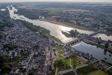 Burganlage des Schloß Chateau Royal d'Amboise in Amboise in Centre-Val de Loire im Bundesland Indre-et-Loire, Frankreich von oben